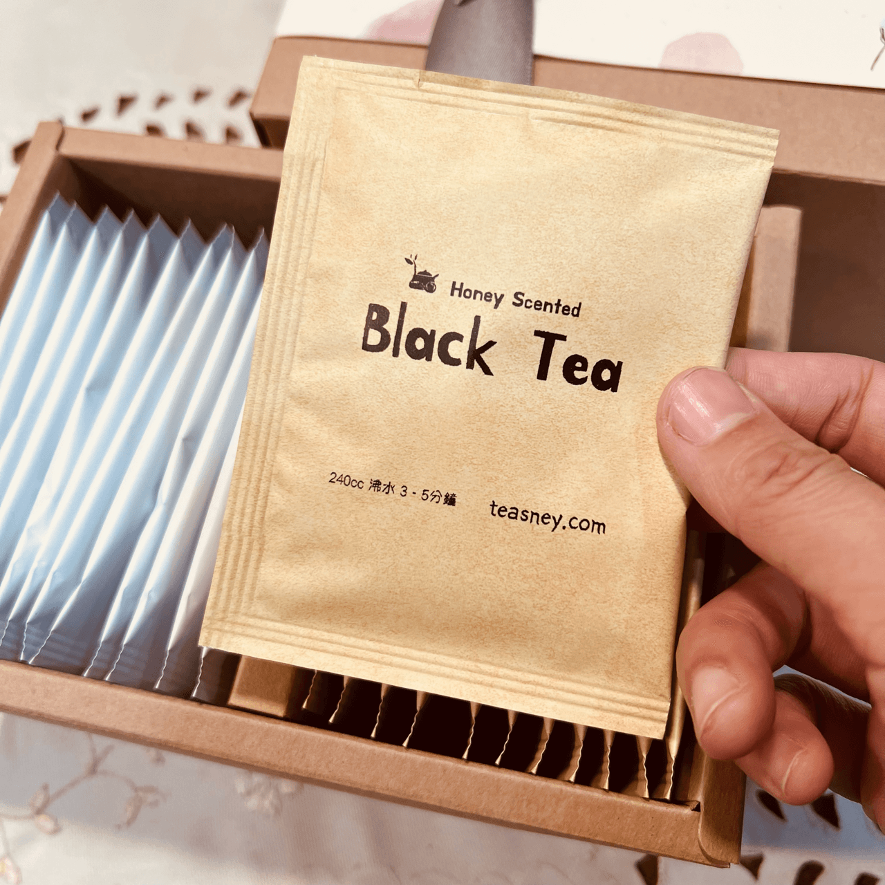 Teasney 鍛帶法式祝福 two 茶包茶葉禮盒（蜜香紅茶 12包＋高山茶包 12包） - 茶貨店